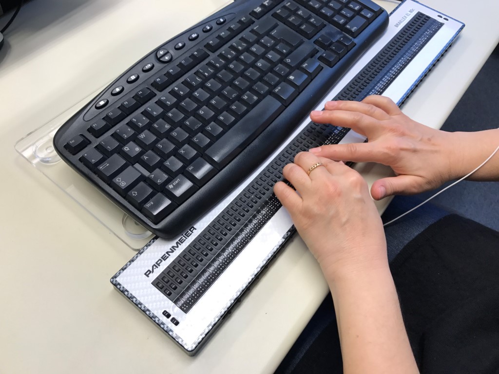 Übertragerin bei der Arbeit an der Braillezeile