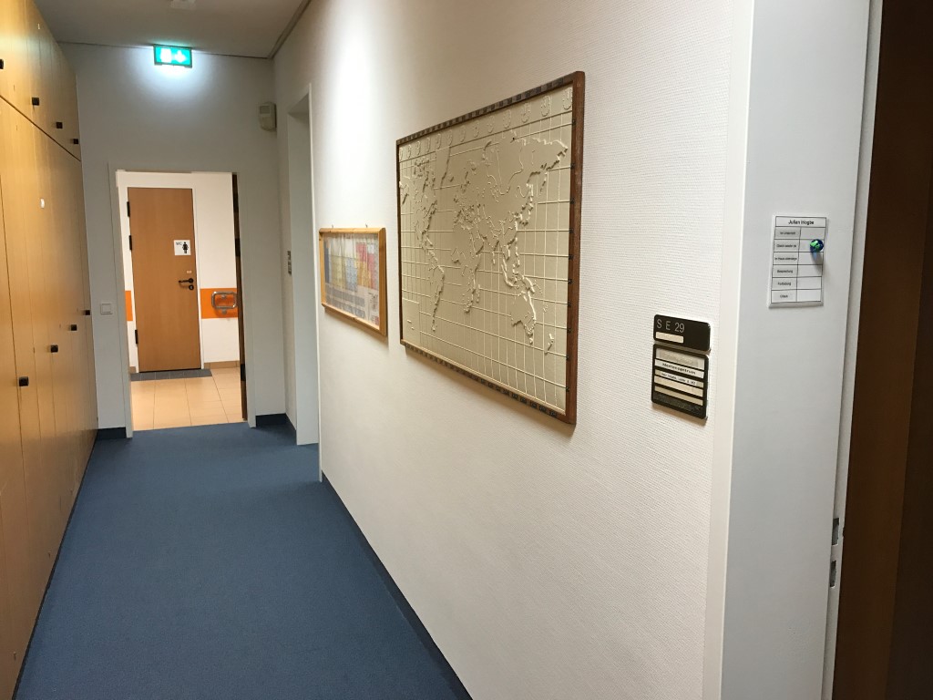 Flur des Medienzentrums mit taktilen Karten an den Wänden