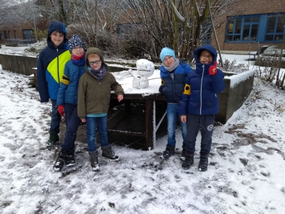 Endlich schneit es: Klasse Nowakowski startet Schneekugel-Wettbewerb und baut Schneemann