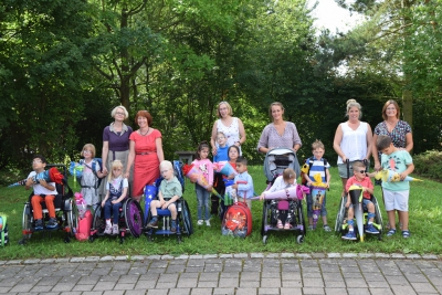 Die Sonne lacht mit Einschulungskindern um die Wette